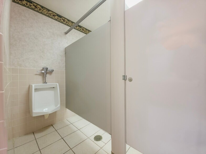 More Photos Of 2103 W 9th St, Mount Carmel Office For Sale