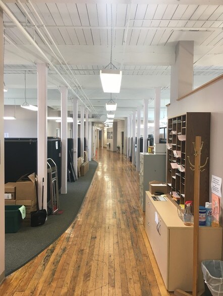 More Photos Of 296 Nonotuck St, Northampton Warehouse For Lease