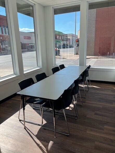 More Photos Of 127 W Main St, Ardmore Office For Lease