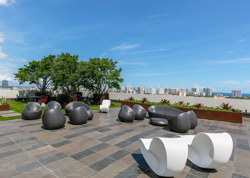 More Photos Of 19790 W Dixie Hwy, Aventura Office For Sale
