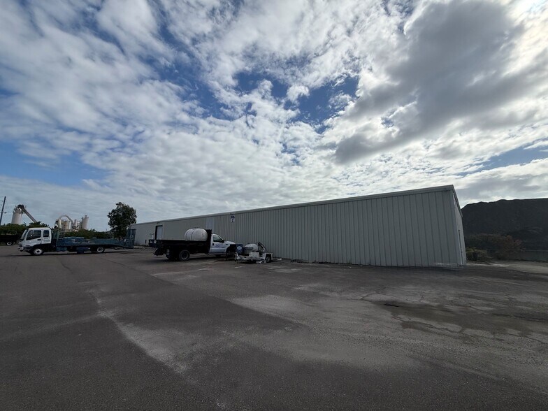 More Photos Of 12625 40th St N, Clearwater Warehouse For Lease