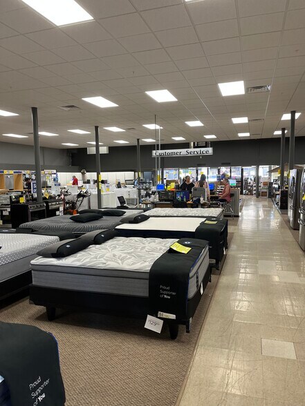 More Photos Of 124 S Main St, Pendleton Storefront Retail Office For Lease