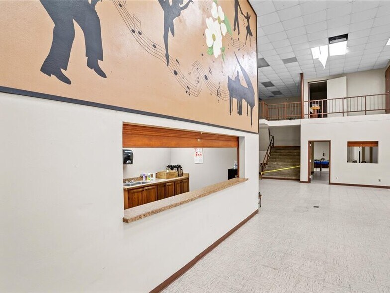 More Photos Of 1819 Spring St, Palestine Specialty For Sale