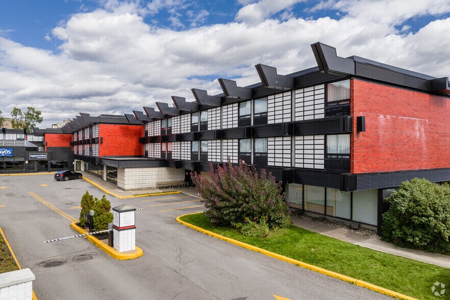 More Photos Of 7655-7661 Boul Décarie, Montréal Hotel For Lease