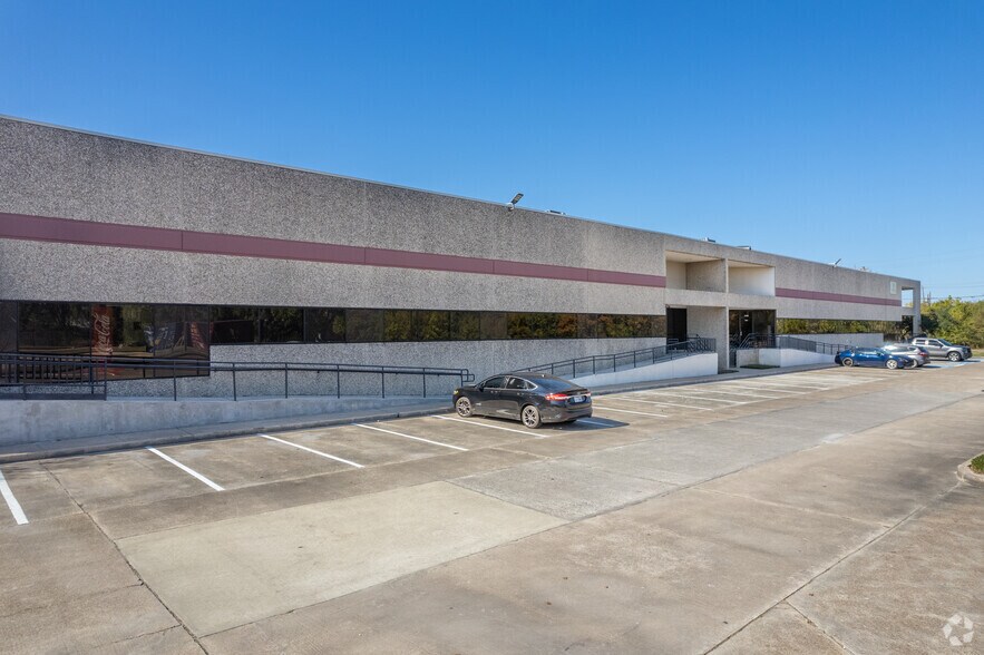 More Photos Of 2055 Silber Rd, Houston Unknown For Lease