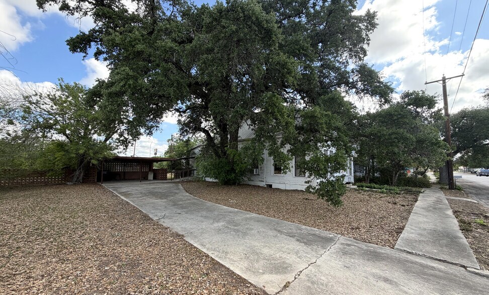 More Photos Of 1907 Avenue M, Hondo Storefront For Sale