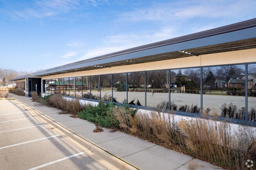 Primary Photo Of 1657 Shermer Rd, Northbrook Warehouse For Sale