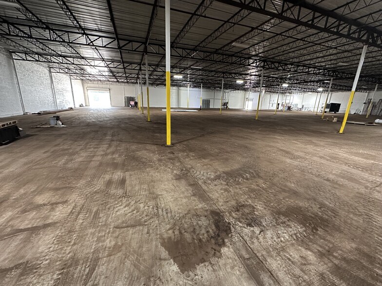 More Photos Of 1605 Cottonwood, Bay City Warehouse For Lease