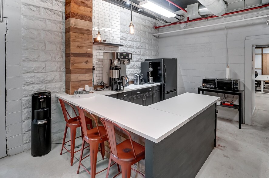 More Photos Of 408 4th Ave, Mason Office For Lease