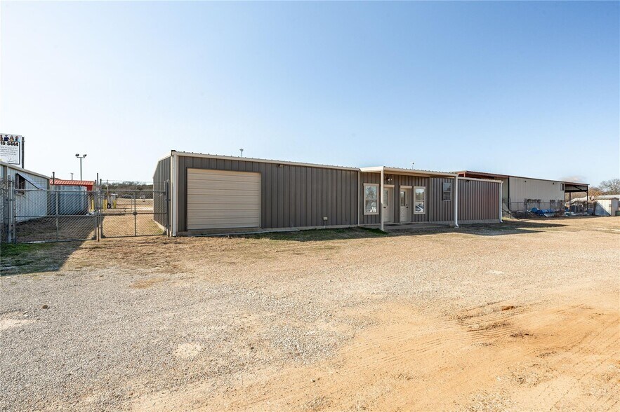 More Photos Of 1497 W Highway 67, Glen Rose Flex For Sale