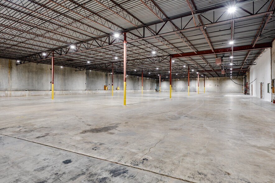More Photos Of 2570 W Commerce St, Dallas Warehouse For Lease