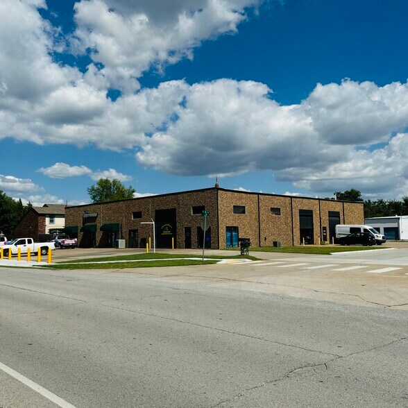 More Photos Of 531 W H St, Jenks Warehouse For Lease