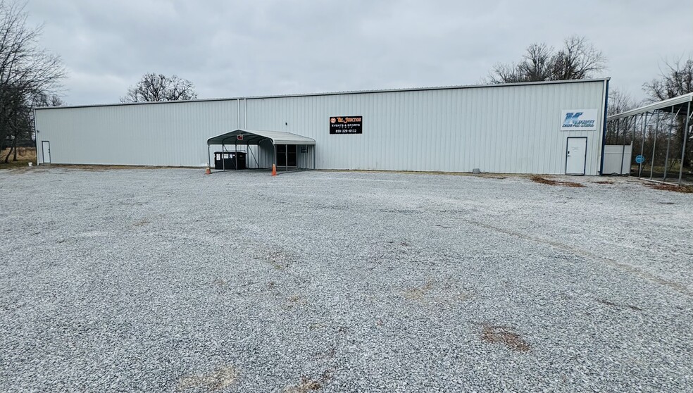 Primary Photo Of 106 Meigs Ln, Junction City Sports And Entertainment For Sale