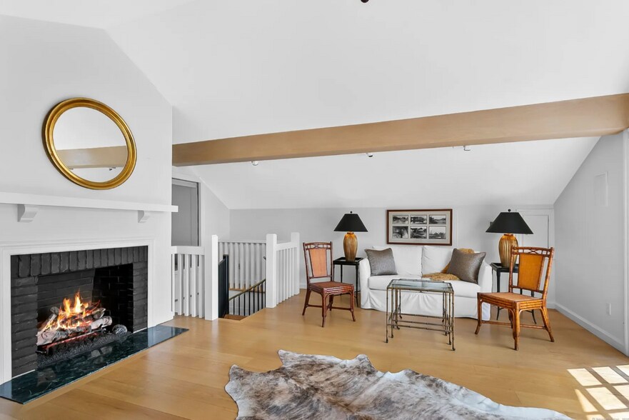 More Photos Of 656 Harbor Rd, Southport Office For Lease