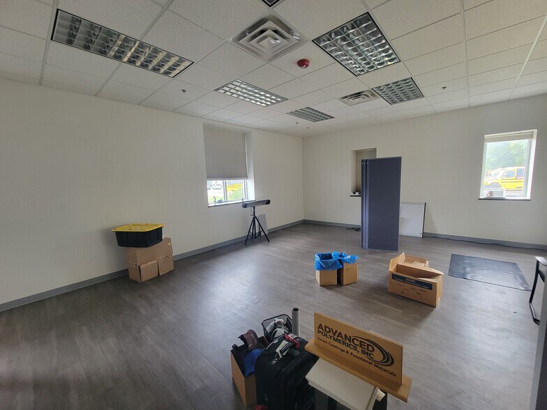 More Photos Of 32 Hampshire Rd, Salem Research And Development For Lease