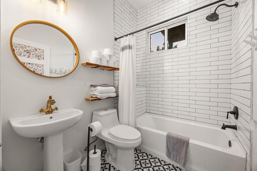 More Photos Of 5460 FM 2325, Wimberley Hotel For Sale