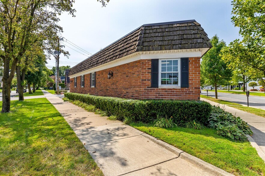 More Photos Of 17770 Mack Ave, Grosse Pointe Medical For Lease