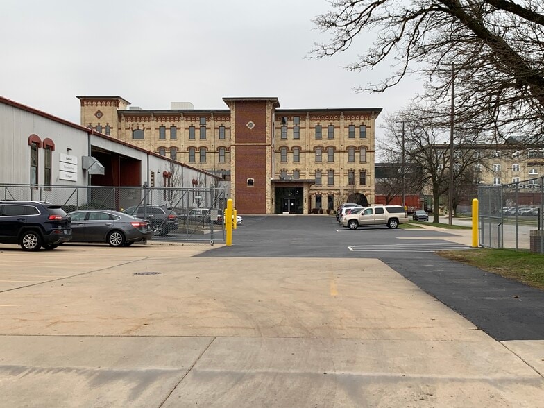 More Photos Of 560 5th St NW, Grand Rapids Medical For Lease