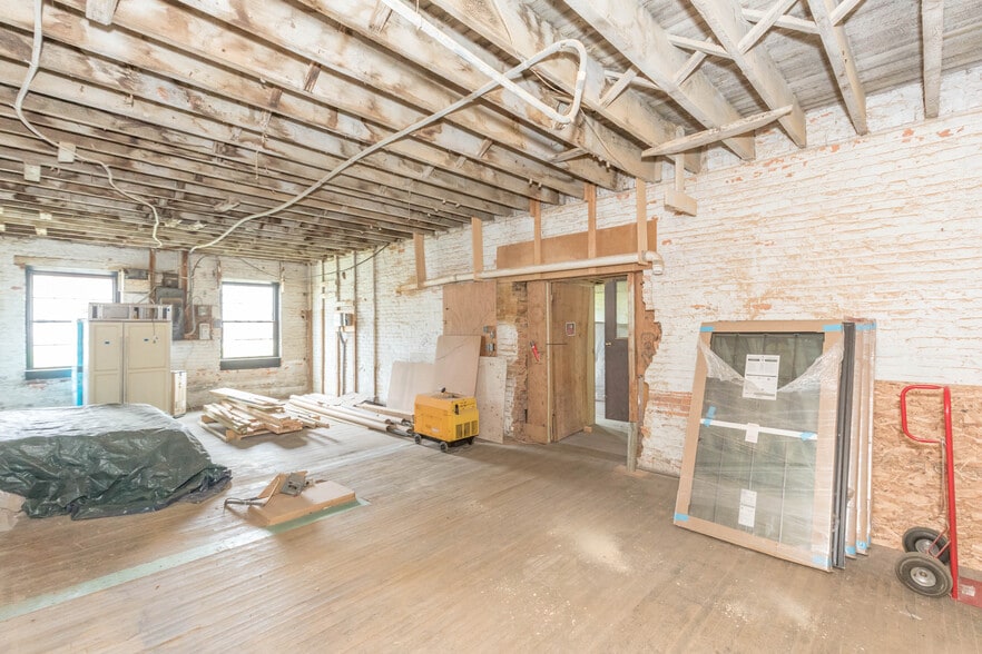 More Photos Of 1340 W Main St, Wytheville Loft Creative Space For Sale