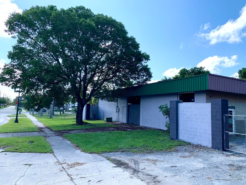 More Photos Of 575 N Washington Blvd, Sarasota Freestanding For Sale