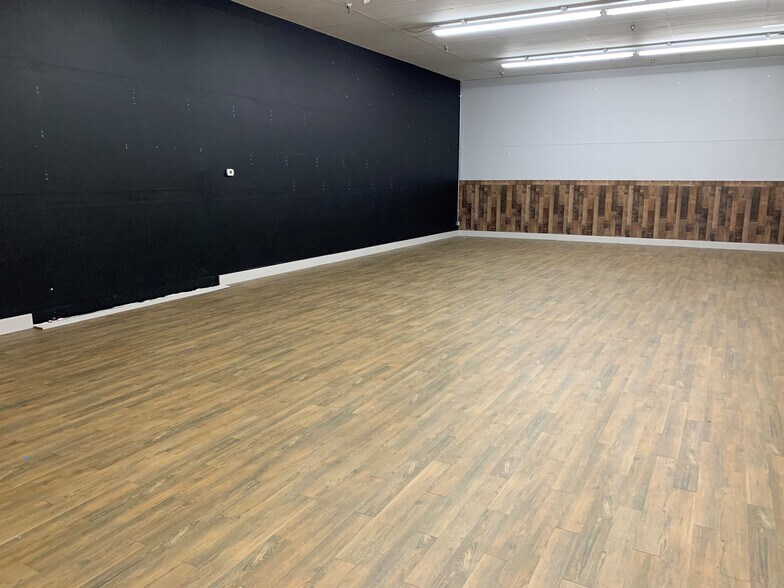 More Photos Of 1003-1047 W 7th St, Auburn Unknown For Lease