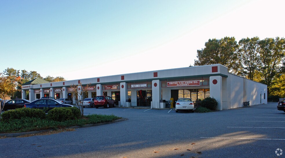 More Photos Of 305 W Mountain St, Kernersville Freestanding For Lease