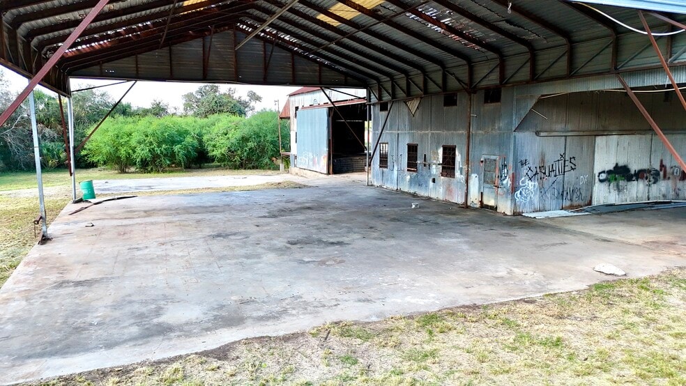More Photos Of 305 W Houston St, Beeville Warehouse For Sale