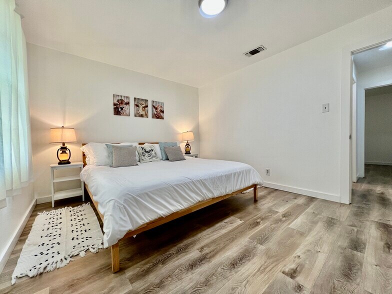 More Photos Of 902 E Highway St, Fredericksburg Specialty For Sale