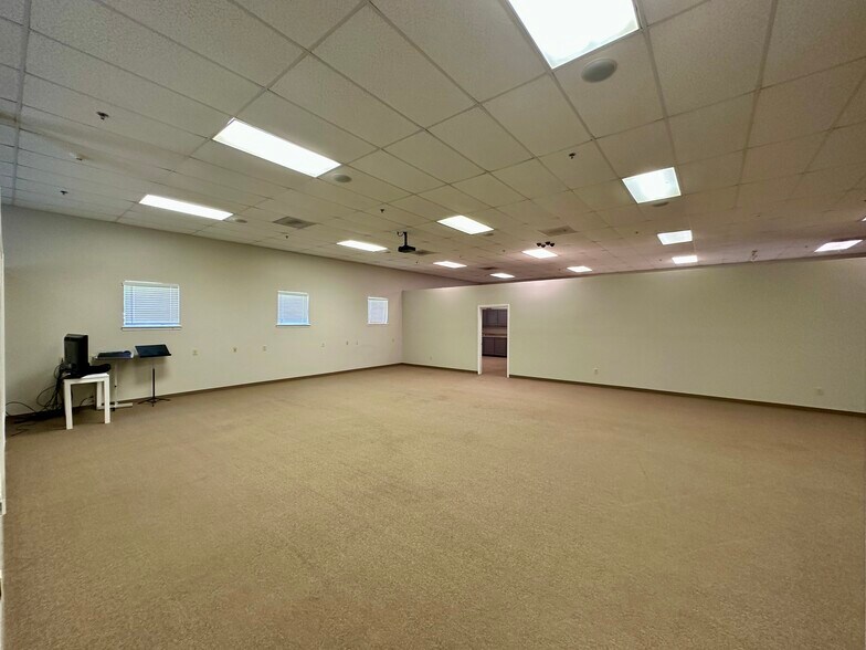 More Photos Of 807 Monroe St, Clinton Office For Sale