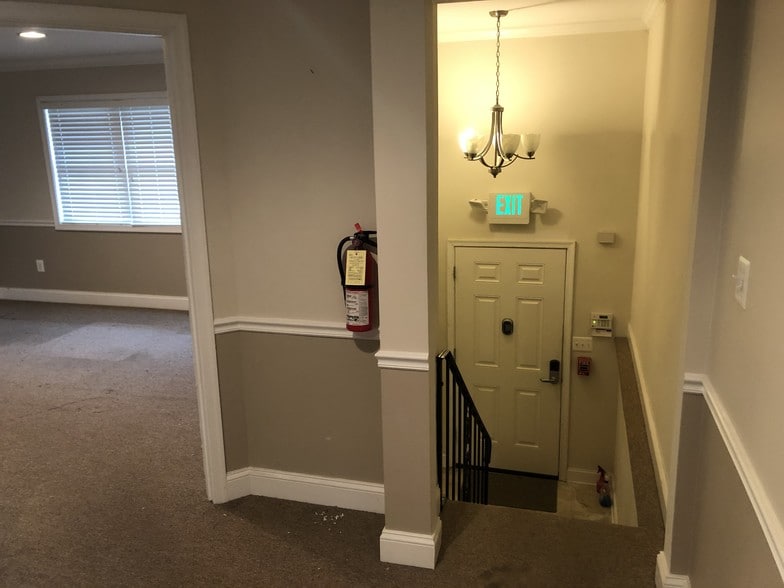 More Photos Of 3357 Hazelwood Rd, Edgewater Office For Lease