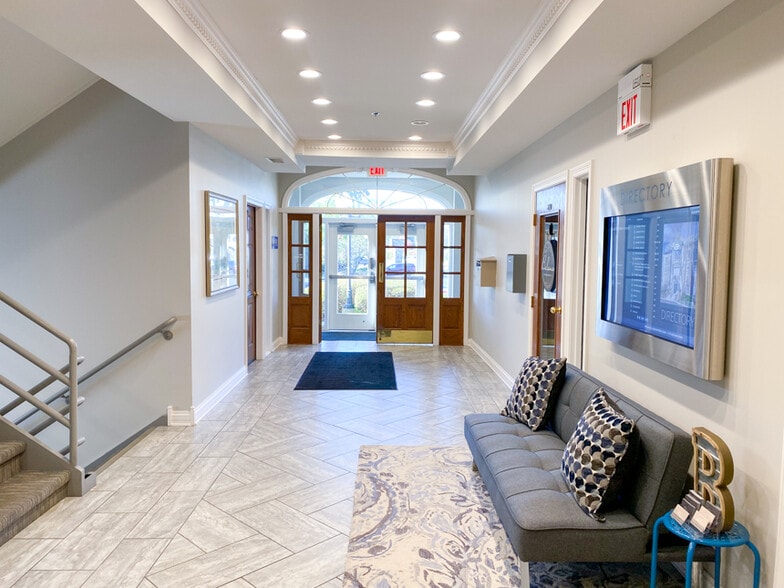 More Photos Of 1121 E Main St, St Charles Office Residential For Lease