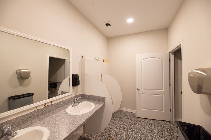 More Photos Of 9937 Race Track Rd, Tampa Manufacturing For Lease