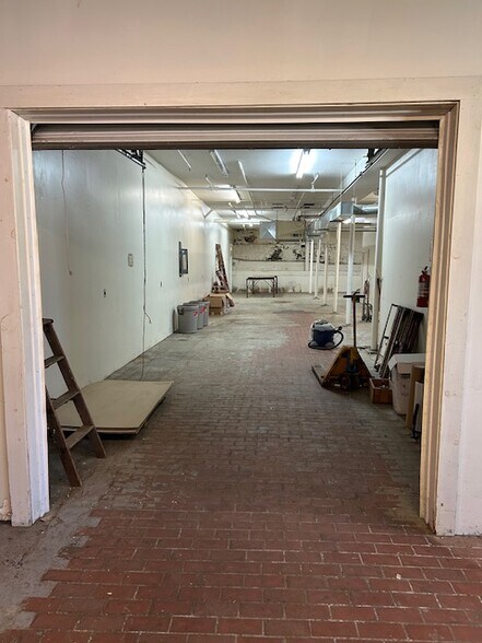 More Photos Of 16-18 Proctor St, Salem Warehouse For Lease