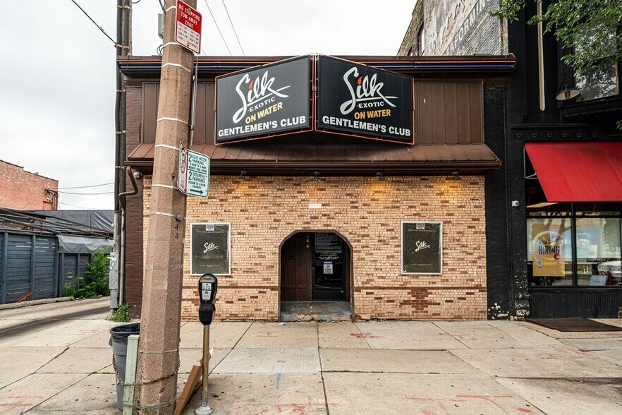 More Photos Of 144 E Juneau Ave, Milwaukee Storefront For Sale