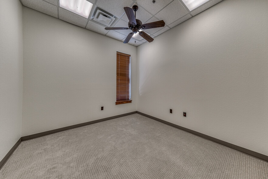 More Photos Of 1916 Martin Dr, Weatherford Office For Lease