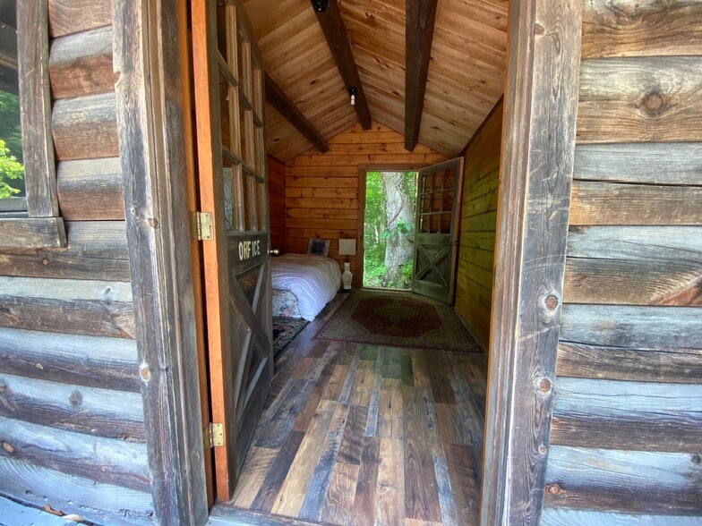 More Photos Of 15303 Midland Trl, Ansted Freestanding For Sale