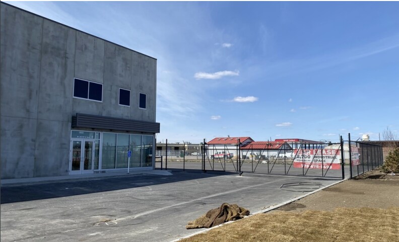 More Photos Of 450 39 St N, Lethbridge Warehouse For Lease