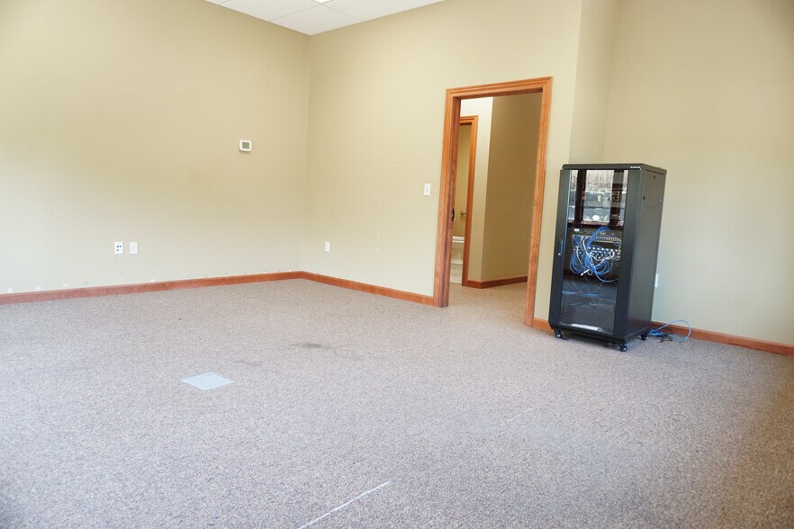 More Photos Of 2021 Vanesta Pl, Manhattan Office For Lease