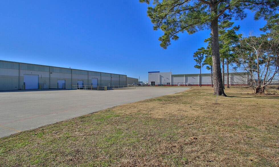 More Photos Of 12343 Cutten Rd, Houston Warehouse For Lease