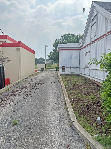 More Photos Of 11430 Perrin Beitel Rd, San Antonio Freestanding For Lease