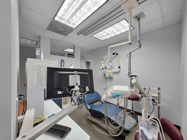 More Photos Of 6429 Fairmont Pky, Pasadena Office For Sale