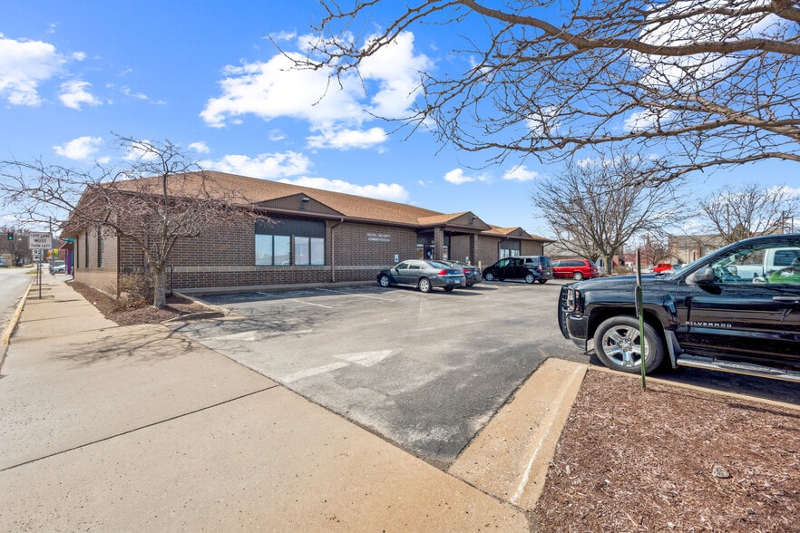 More Photos Of 2350 4th Ave, Rock Island Office For Sale