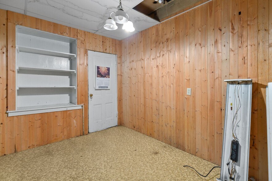 More Photos Of 754 N Main St, Oshkosh General Retail For Sale