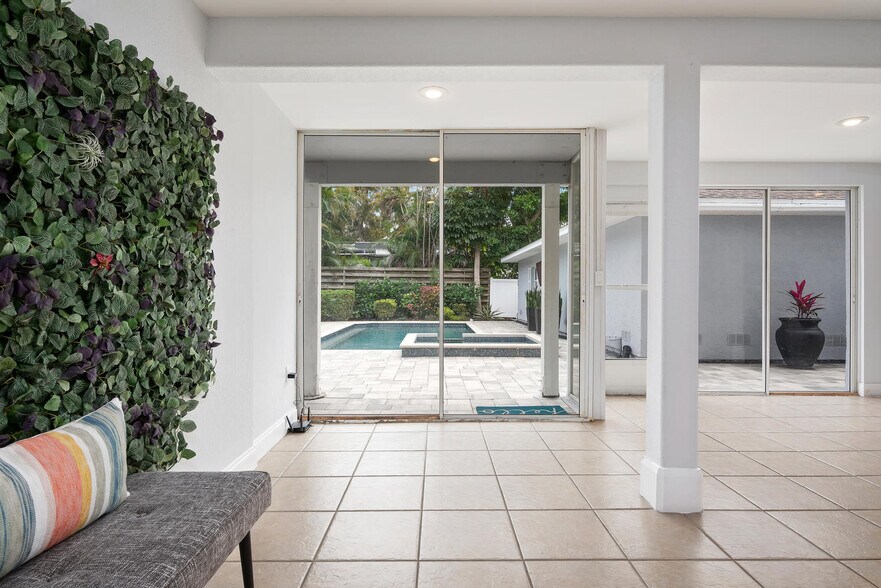 More Photos Of 185 Faubel St, Sarasota Specialty For Sale