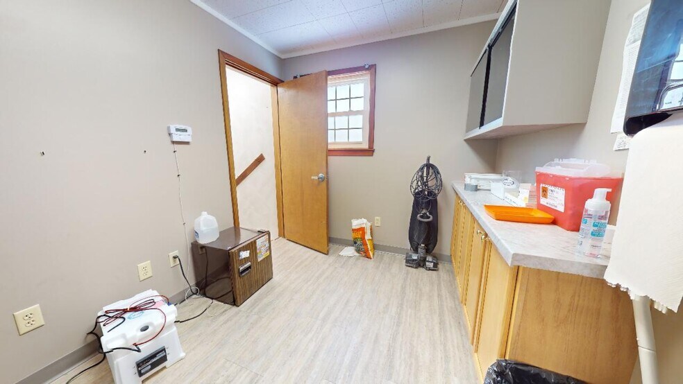 More Photos Of 392 Howard St, Willard Office For Sale