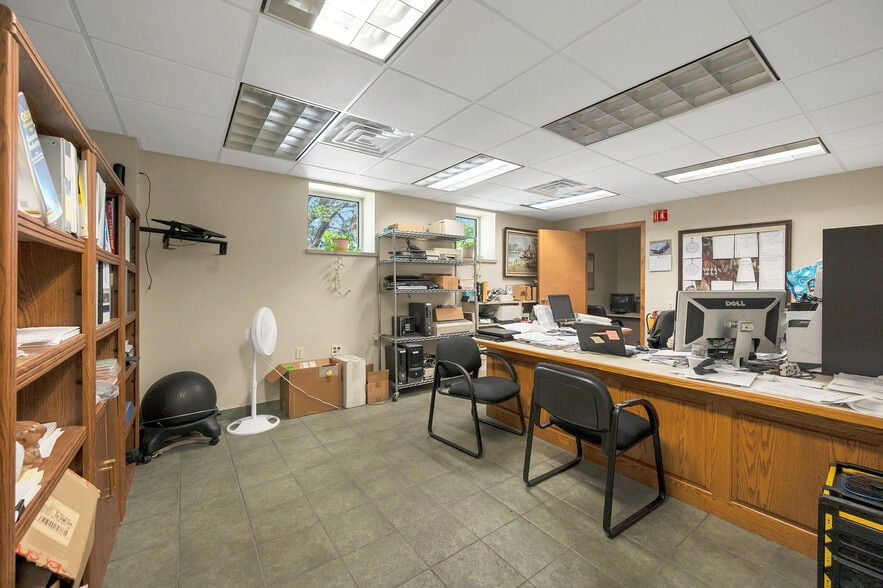 More Photos Of 1725 Suburban Dr, De Pere Manufacturing For Sale