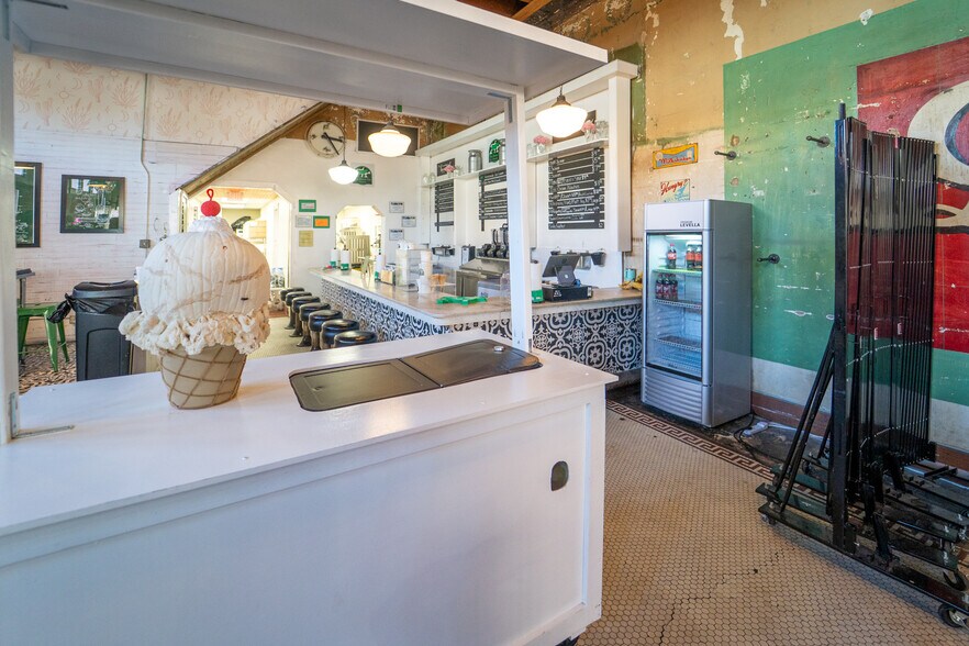 More Photos Of 102 S Main St, Victoria Storefront For Sale