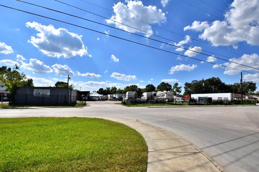 Primary Photo Of 1915 Sherwood Forest St, Houston Warehouse For Sale