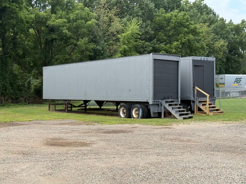 More Photos Of 811 Kim Dr, Mason Warehouse For Lease