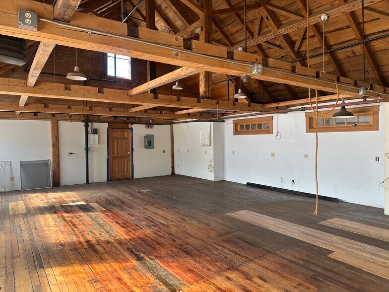 More Photos Of 100-102 Mill Rd, Bridgewater Storefront For Lease